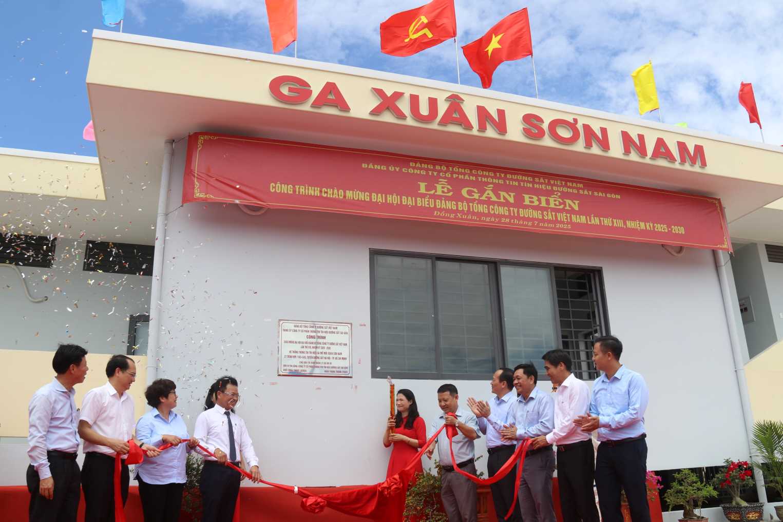 Gan bien cong trinh chao mung dai hoi tai Anh: Phuong Linh
