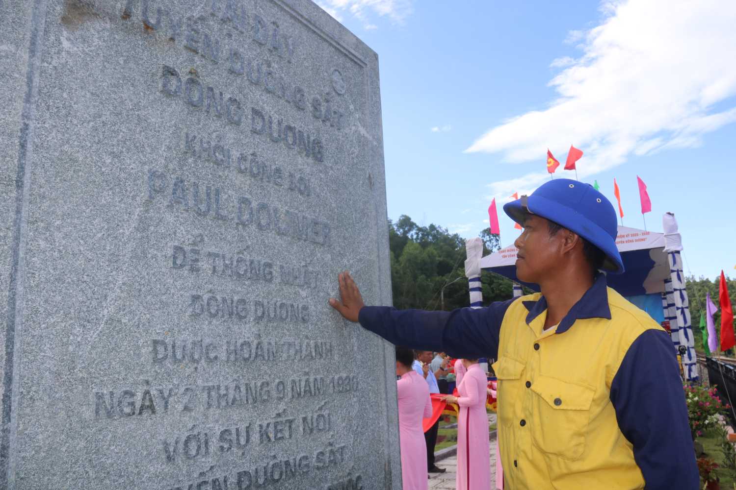 La biere marque la derniere connexion ferroviaire du North - South Railway a KM 1221, au sud de Hao Son Station (Dak Lak). Photo: Phuong Linh