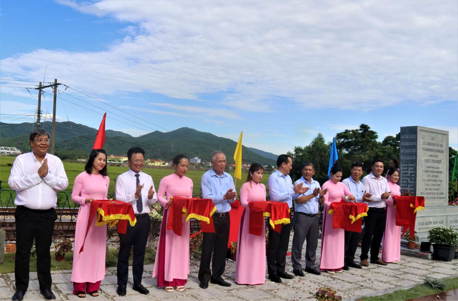 Le cat bang khanh thanh Bia ghi dau “Moi noi ray cuoi cung duong sat xuyen Dong Duong”. Anh: Phuong Linh