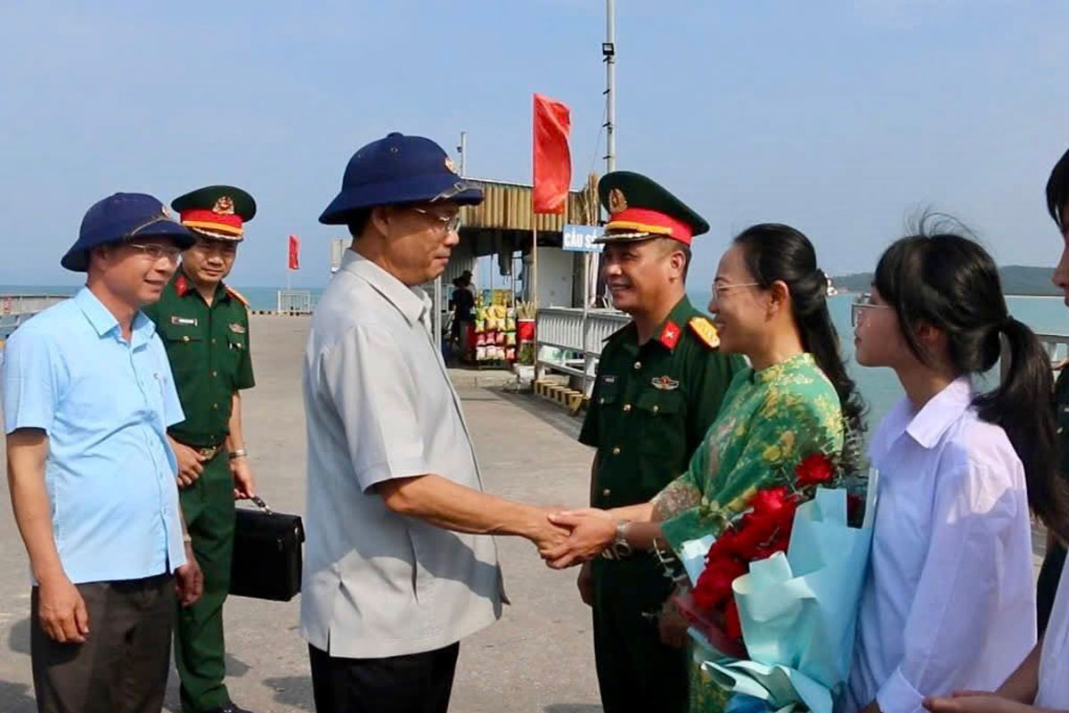 7月29日、トラン・クアン・プオン中佐 - 国会の副会長と代表団が訪問し、Quang Ninh州の特別ゾーンを訪れました。写真：COの特別な電子ポータル