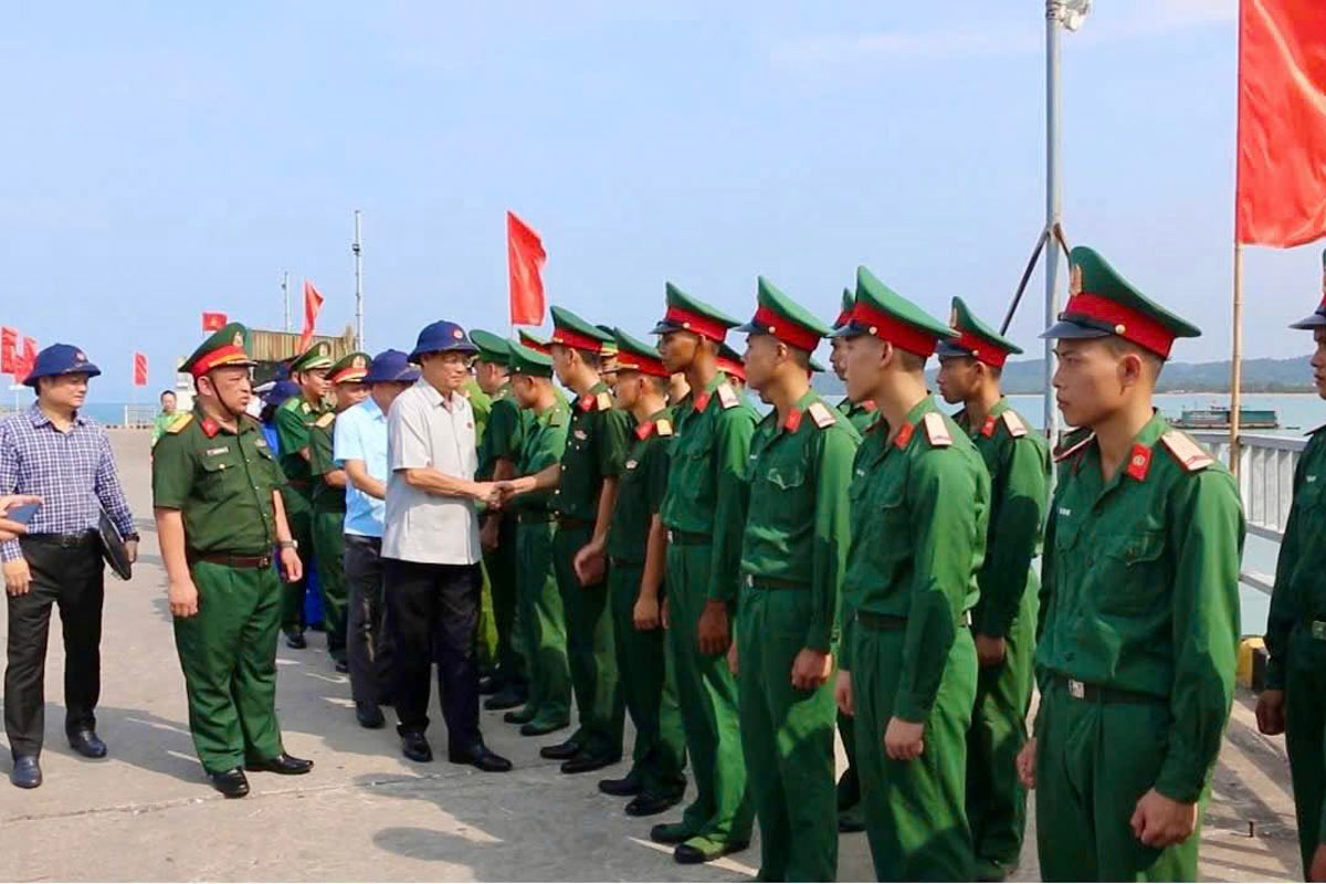 Pho chu tich Quoc Hoi tham, dong vien can bo, chien si luc luong vu trang tren dao Co To. Anh: 