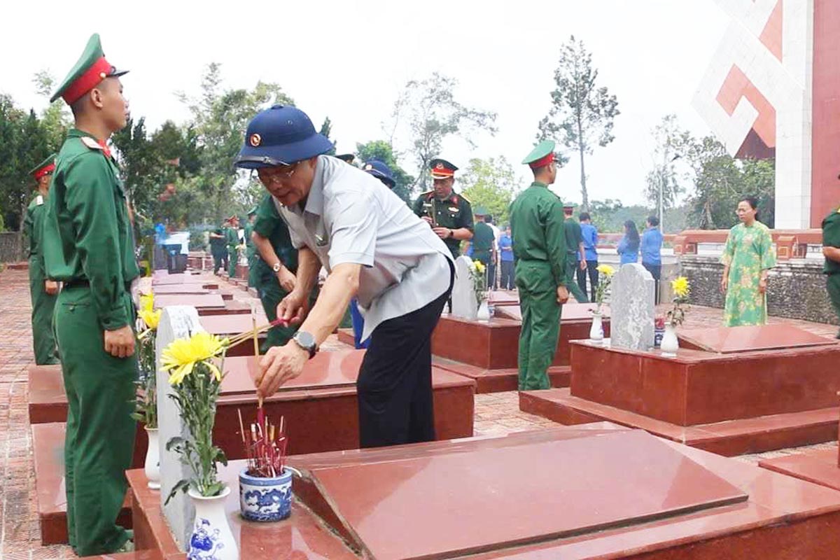 Dong chi Thuong tuong Tran Quang Phuong – Uy vien Trung uong Dang, Pho Chu tich Quoc hoi – cung doan cong tac da dang hoa, thap nen tam nhang tri an cac anh hung liet si tai Nghia trang Liet si dac khu Co To