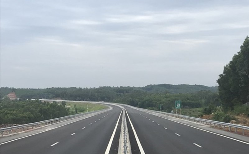Da Nang - Quang Ngai Expressway where the high-speed railway is expected to run mainly alongside. Photo: Minh Quang