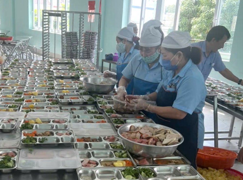 “Bua com Cong doan” chu trong ve sinh an toan thuc pham. Anh: Pham Duy