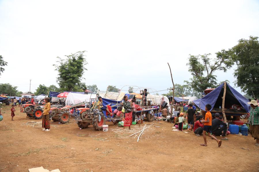 Nguoi dan Campuchia tap trung tai mot noi tru an o tinh Oddar Meanchey, Campuchia, ngay 26.7.2025. Anh: Xinhua