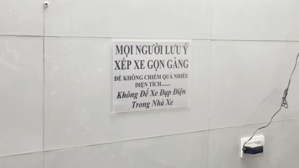 De nombreux mini-appartements interdisent la recharge des vehicules electriques les habitants sont en difficulte pour trouver un logement.