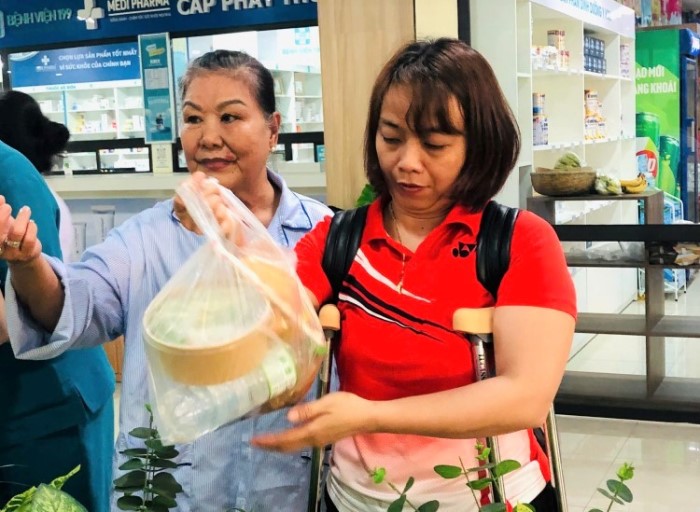 Cac benh nhan vui ve khi nhan “suat an nghia tinh“. Anh: Song Han