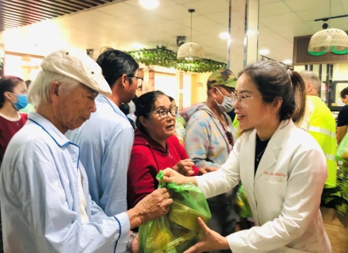 Giving "serious and affectionate meals" to patients. Photo: Song Han