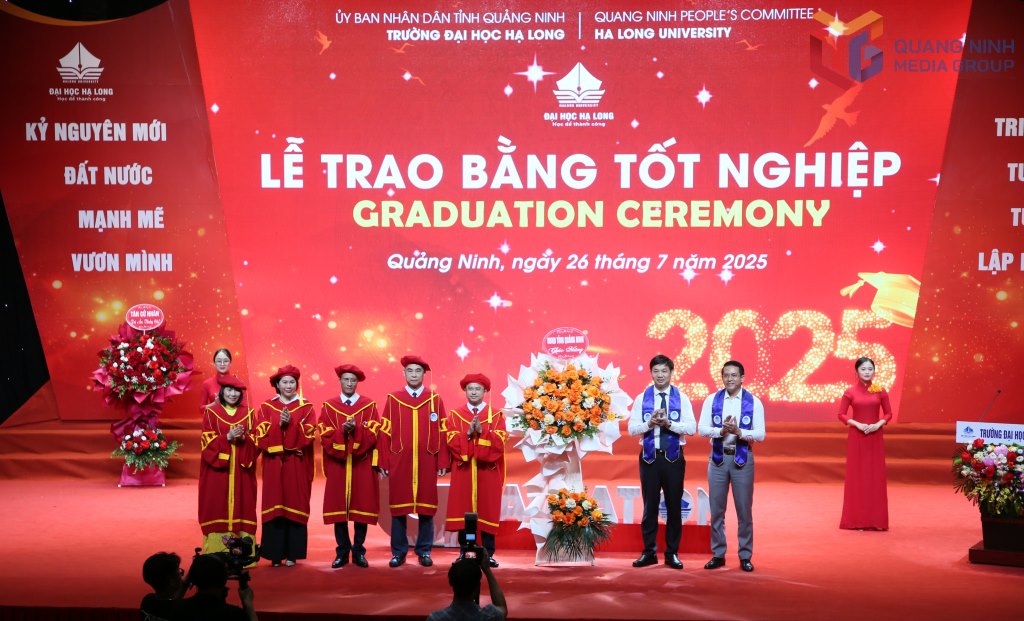 L'Universite de Ha Long province de Quang Ninh organise la ceremonie de remise des diplomes de la 1ere promotion en 2025. Photo : Minh Ha