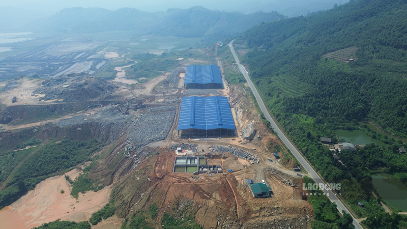 Part of the factory of the "Industrial waste treatment plant and hazards" next to Provincial Road 162 Lao Cai. Photo: Dinh Dai