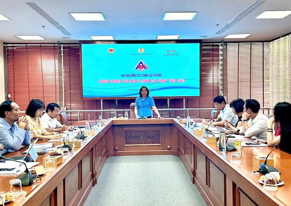 Hoi dong xet chon Giai thuong “Doanh nghiep tieu bieu vi nguoi lao dong” nam 2025 trao doi, danh gia chon nhung don vi thuc hien tot nhat cac tieu chi cua Giai. Anh: Phuong Anh.