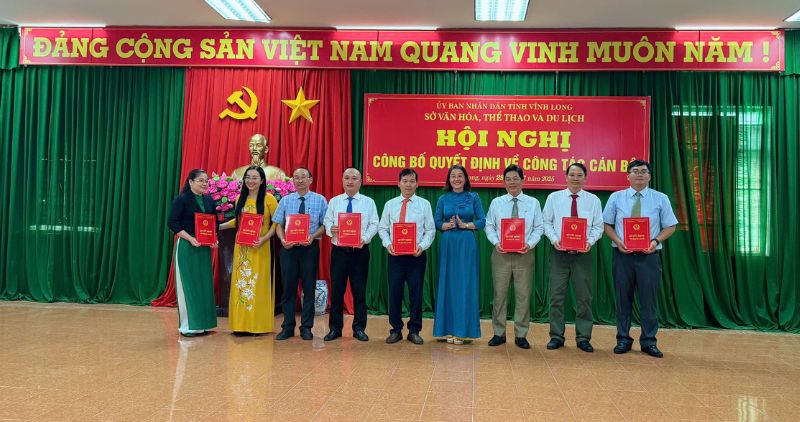 Lanh dao So VHTT&DL tinh Vinh Long trao quyet dinh bo nhiem cho cac can bo lanh dao, quan ly truc thuoc. Anh: Hoang Loc