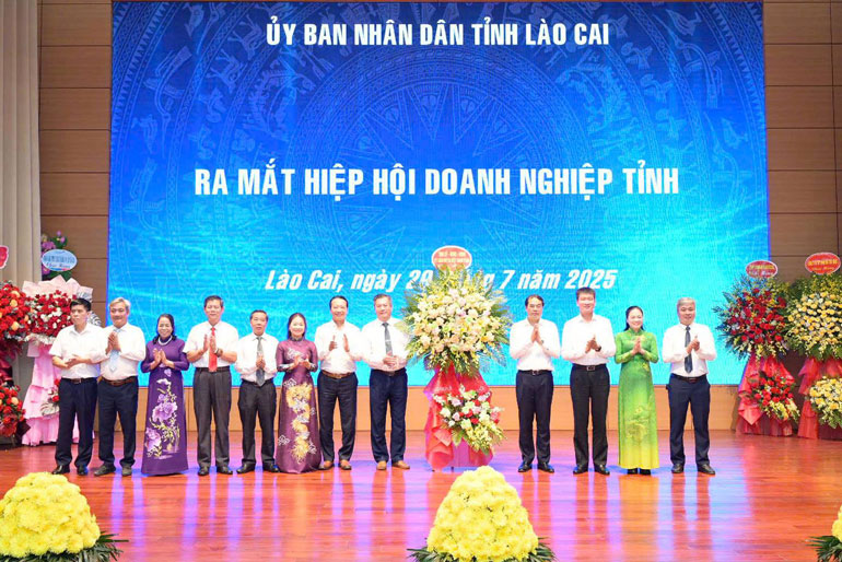 Lanh dao VCCI, lanh dao tinh Lao Cai tang hoa chuc mung Chu tich, cac Pho Chu tich Hiep hoi doanh nghiep tinh. Anh: Linh Vu