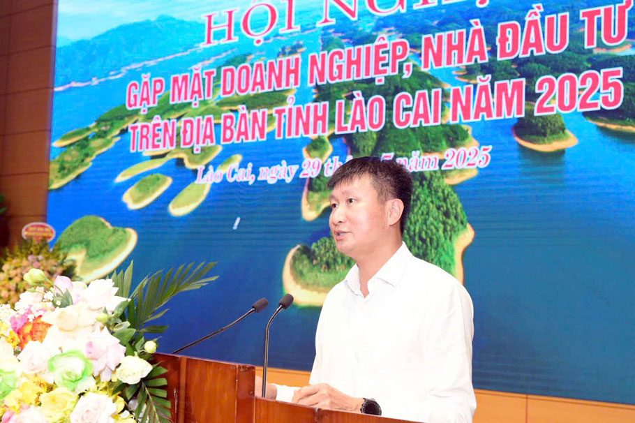 Ong Tran Huy Tuan – Chu tich UBND tinh Lao Cai trao doi noi dung cac van de doanh nghiep quan tam  
