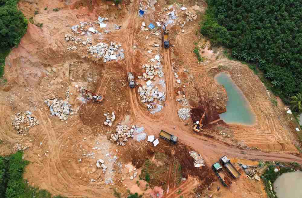 Le Comite populaire de la commune de Dinh Trang Thuong a publie une decision sanctionnant les violations administratives contre le proprietaire du sous-sol d'extraction de pierre brute illegale dans la localite. Photo : Lam Hong