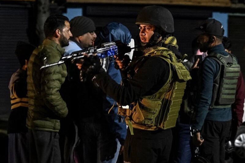 2025년 4월 22일 파할감 테러 공격 후 임무를 수행하는 인도 군인. 사진: AFP