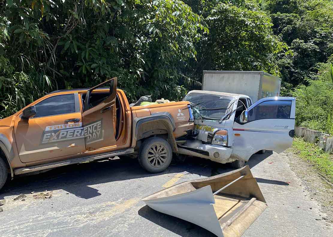 응에안성 미리 산악 지역으로 가는 도로에서 구호 물품 운반 차량과 소형 트럭 간의 교통 사고 현장. 사진: Ngoc Anh