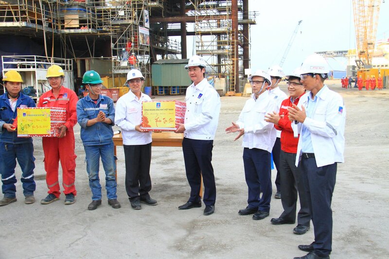 응우옌만카 페트로베트남 노동조합 상임 부위원장(왼쪽에서 다섯 번째)이 노동자들에게 선물을 증정하고 열심히 경쟁하도록 격려하고 있습니다. 사진: 짜미