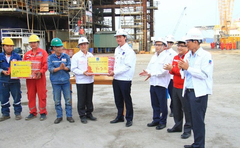 Mr. Nguyen Manh Kha - Permanent Vice President of Petrovietnam Trade Union (5th from left): giving gifts to encourage workers to enthusiastically compete. Photo: Tra My