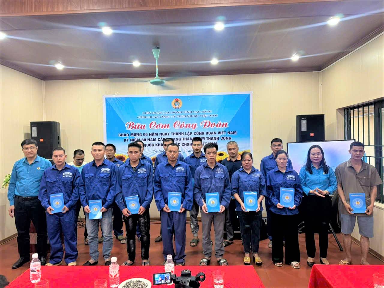 LDLD tinh Cao Bang tang qua cong nhan co hoan canh kho khan. Anh: Dam Tu