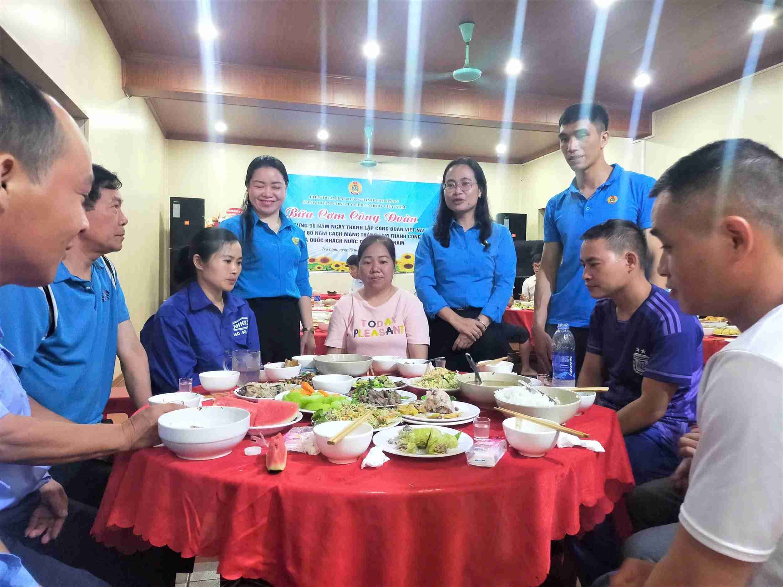 노동조합은 조합원에게 감사를 표하기 위해 ngu 노동조합 점심 식사를 조직합니다. 사진: Dam Tu