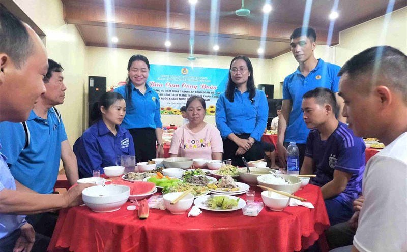 The union organized a "Union Meal" to pay tribute to union members. Photo: Dam Tu