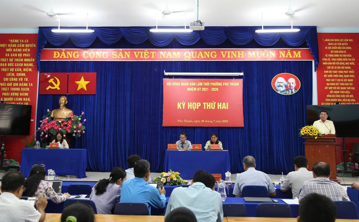 도로 노후화 및 도로 점유 상황에 대한 회의 전 유권자 청원 해결 결과 보고서. 사진: Thu Duyen