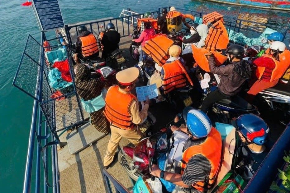Da Nang sanciona severamente a los autobuses de pasajeros y barcos turisticos infractores durante la temporada alta. Foto: Policia de la ciudad de Da Nang