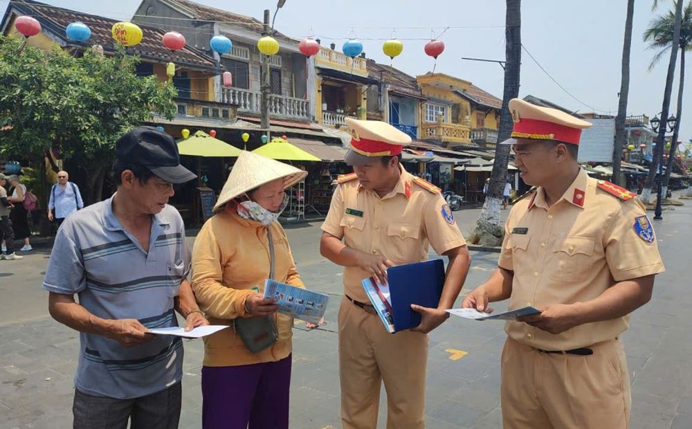 Tuyen truyen, pho bien cac quy dinh den nguoi kinh doanh khu vuc pho co Hoi An. Anh: Cong an TP Da Nang