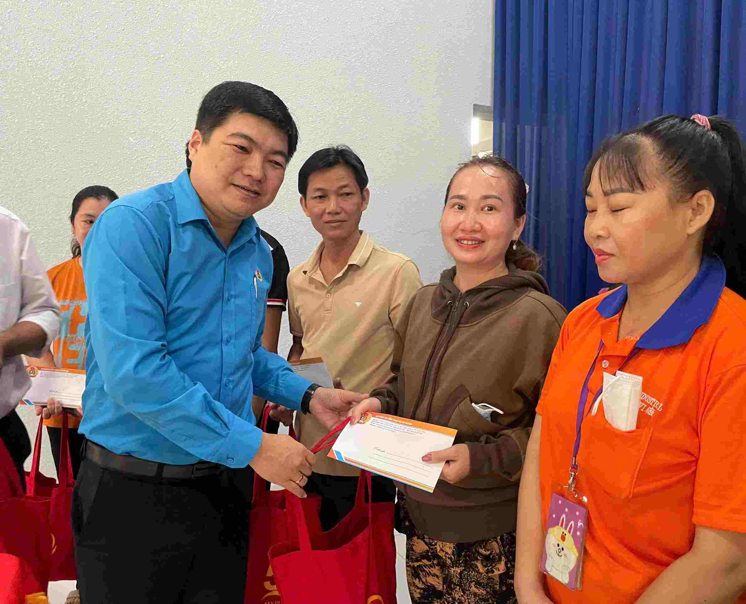 Le groupe de travail de gestion de la zone n° 9 de la Federation du travail de Ho Chi Minh-Ville prend soin de la vie des travailleurs. Photo : Dinh Trong