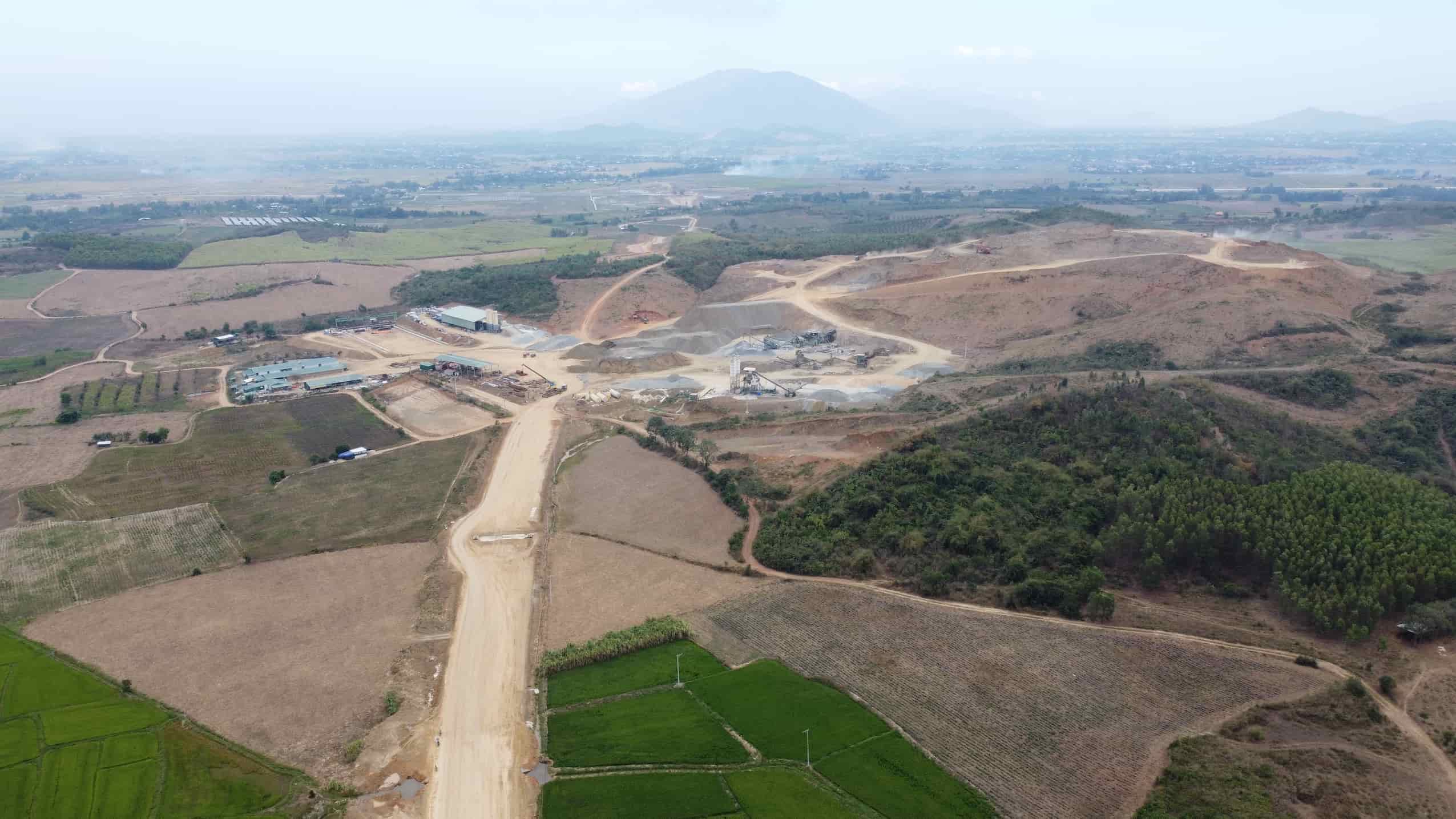 La localidad acaba de anunciar la direccion de la linea de ferrocarril de alta velocidad que atraviesa Khanh Hoa que tiene casi 192 km de longitud. Foto: Huu Long