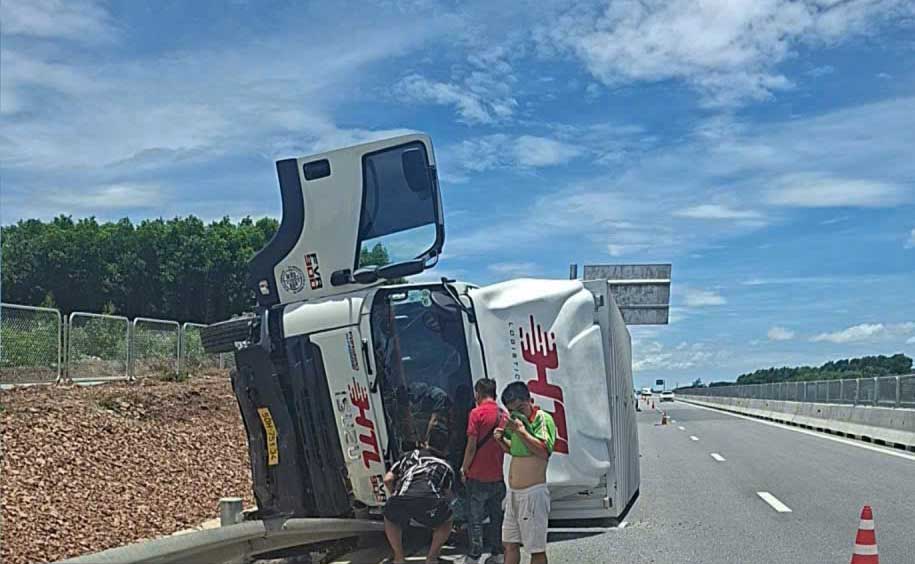 La scene de l'autoroute a Ha Tinh que le conducteur etait coince dans la cabine. Photo: Duc Tuan.
