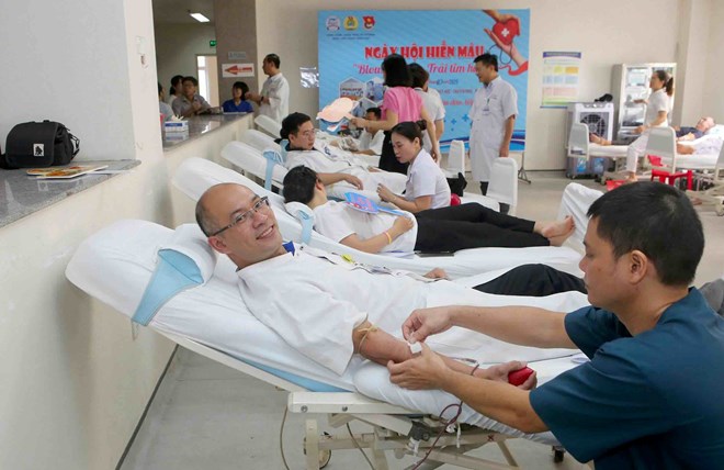 Doctors participate in donating blood to save lives. Photo: Lan Huong.