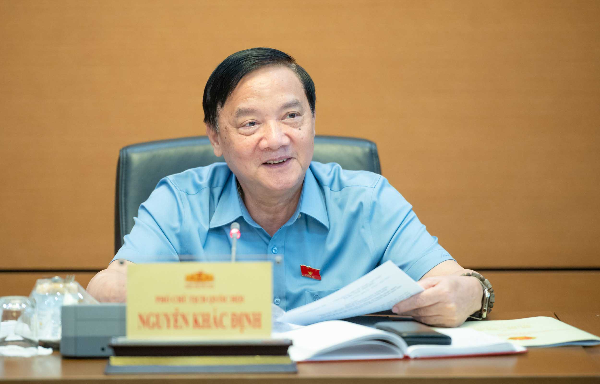 El vicepresidente de la Asamblea Nacional Nguyen Khac Dinh solicito a la Oficina de la Asamblea Nacional que impulse la aplicacion de la tecnologia de IA para apoyar las actividades de la Asamblea Nacional. Foto: Pham Thang.