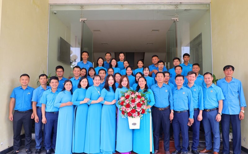 Hung Yen Labor Federation met to celebrate the 96th anniversary of the founding of the Vietnam Trade Union. Photo: Hung Yen Trade Union