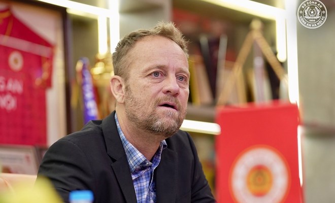 Coach Polking is currently leading the Hanoi Police Club. Photo: CAHN FC