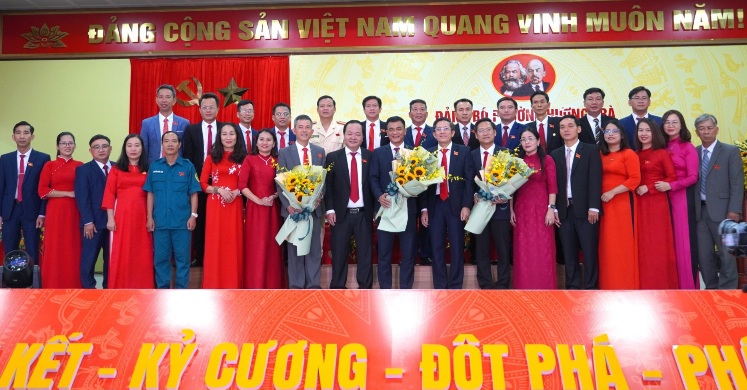 Lanh dao TP.Da Nang chuc mung thanh cong Dai hoi Dang bo phuong Huong Tra. Anh: Truong An