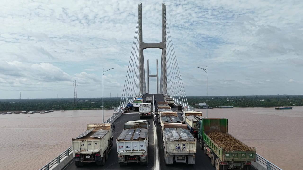 Des dizaines de camions remplis de marchandises pour tester le chargement du pont Rach Mieu 2. Photo : Quyen Pham
