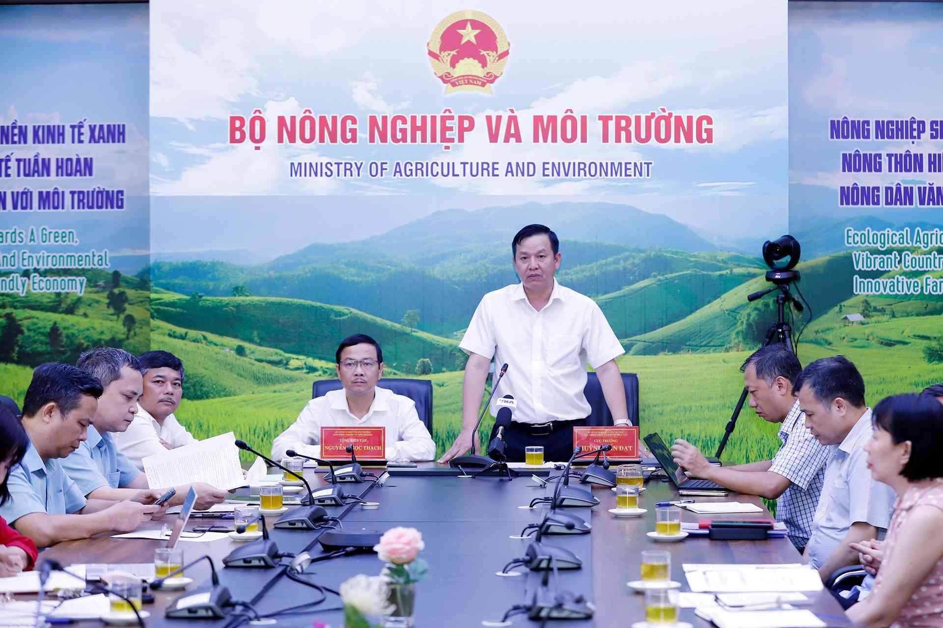Cuc truong Cuc Trong trot va Bao ve thuc vat Huynh Tan Dat va Tong Bien tap Bao Nong nghiep va Moi truong Nguyen Ngoc Thach dong chu tri Hoi nghi.