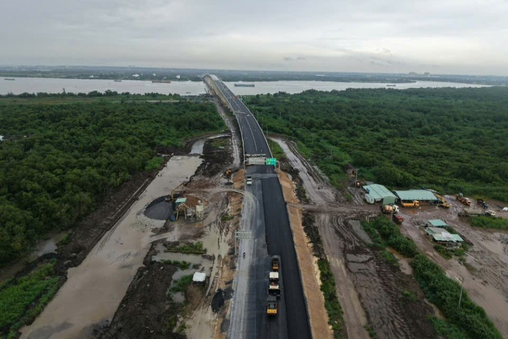 Phan duong dan hai dau cau dai 6 km da co ban hoan thien cac hang muc chinh, tao ket noi lien thong tu dau tuyen phia Dong Nai sang TPHCM, noi vao cao toc Long Thanh - Dau Giay. Ảnh: Anh Tu
