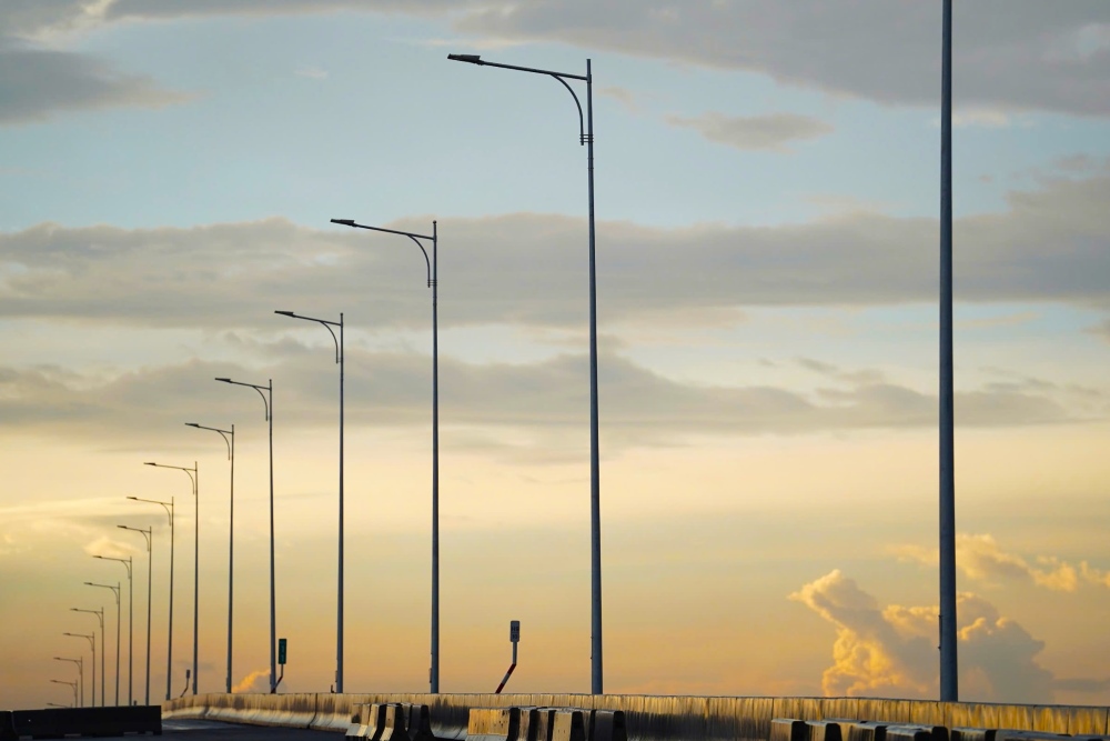 Dai phan cach tren mat cau, cac hang muc khe co dan, duong dan va lap dat den chieu sang da hoan thanh. Ảnh: Anh Tu