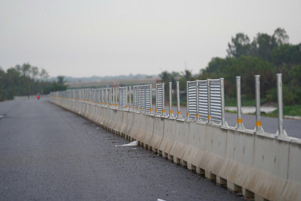 Cong nhan thi cong dai phan cach va khe co gian tren mat cau Nhon Trach. Ảnh: Anh Tu