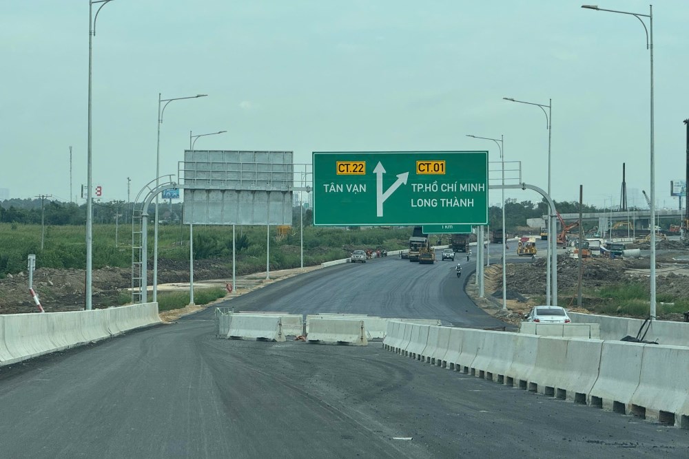 O hai dau cau, cac bien bao chi dan, bien bao quy dinh toc do... da duoc lap dat hoan chinh. Ảnh: Anh Tu