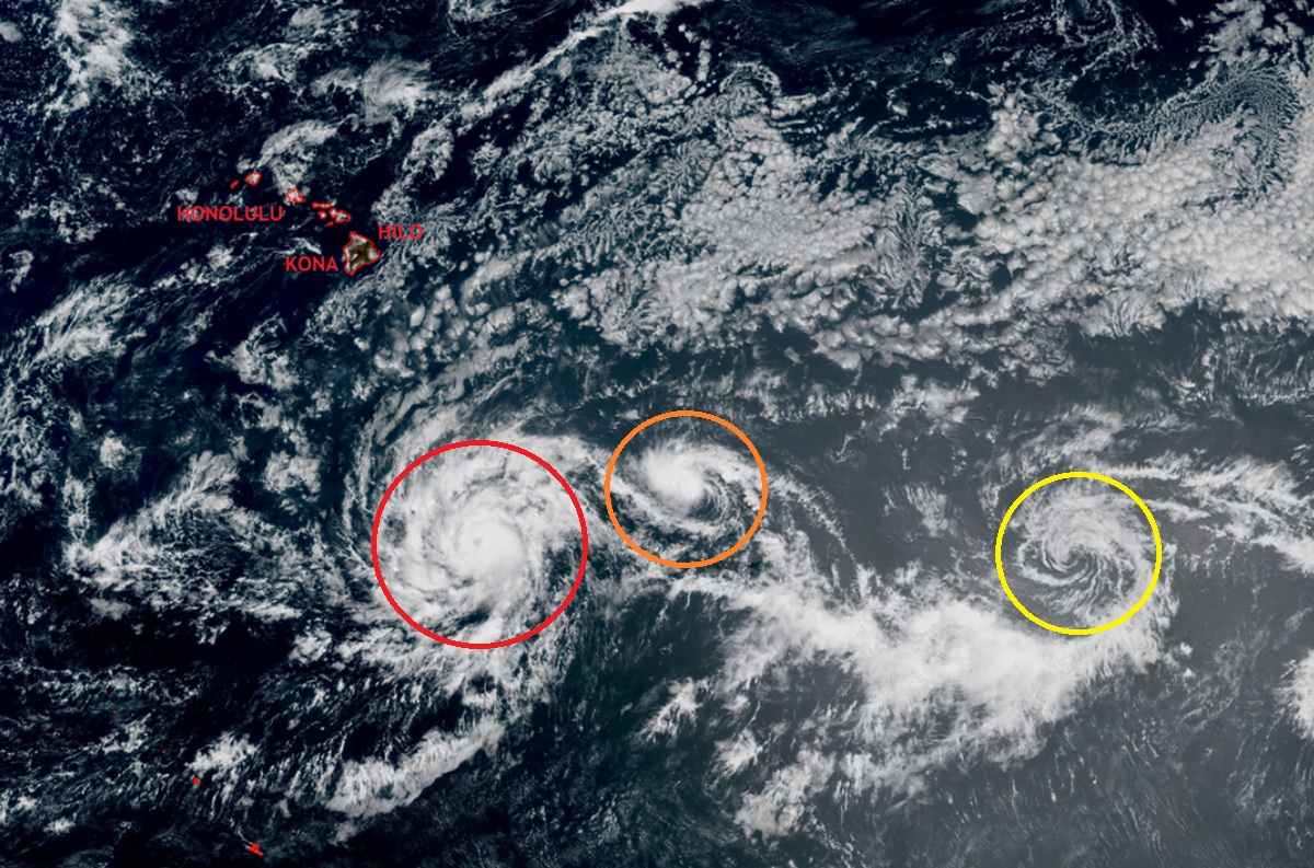 台風アイナ(赤色)、熱帯暴風雨Keri(オレンジ色)、および雷鳴は台風(黄色)に発達すると予想されています。写真:NOAA