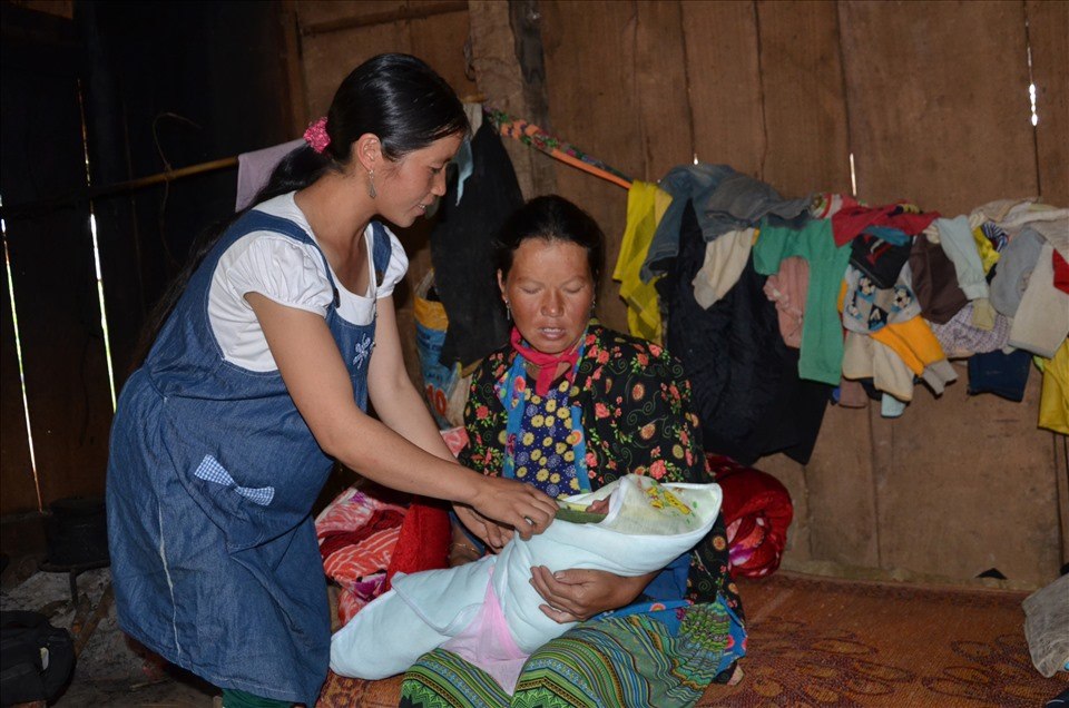 Employees and midwives in the village are supported with 50% of health insurance fees. Photo: Song An