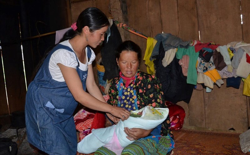 Employees and midwives in the village are supported with 50% of health insurance fees. Photo: Song An