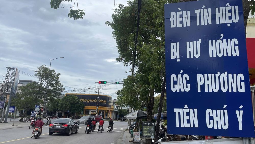 Den tin hieu hu hong keo dai chua duoc sua chua nen co quan chuc nang dat bien canh bao, nhung vi tri dat bien khong thuan loi. Anh: Hung Tho