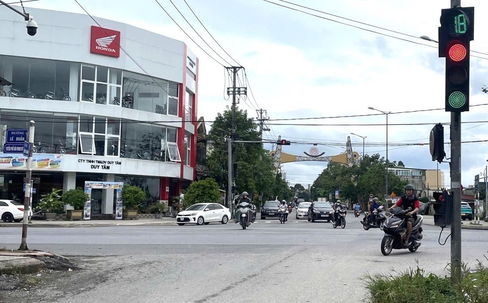 Traffic lights are both green and red, confusing road users. Photo: Hung Tho