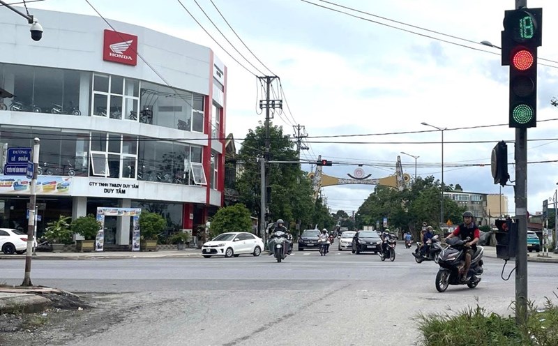 Traffic lights are both green and red, confusing road users. Photo: Hung Tho