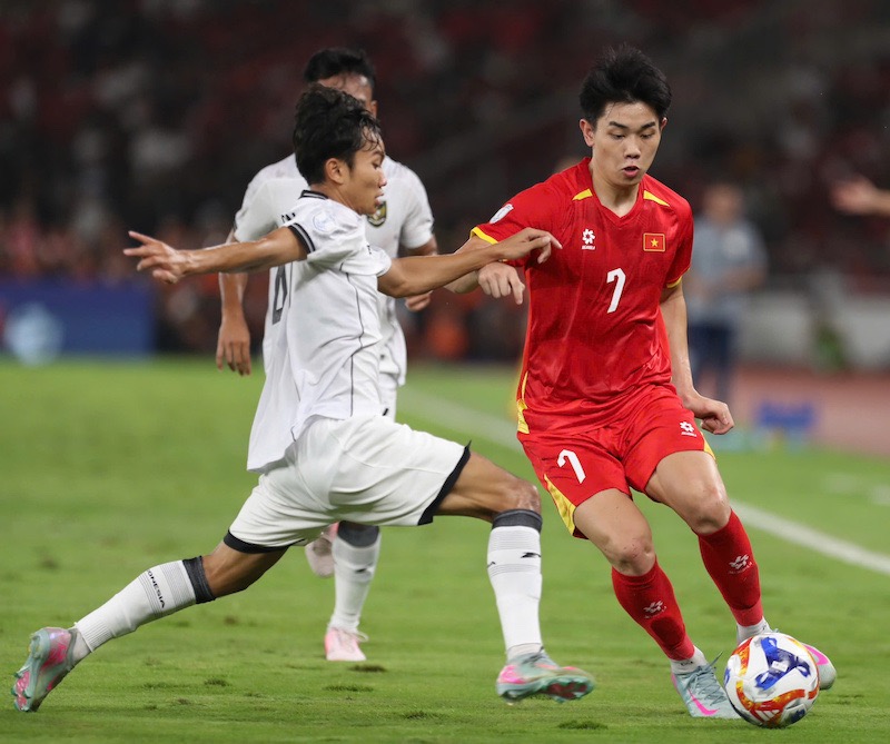 Cac cau thu U23 Viet Nam thi dau no luc bao ve thanh qua. Anh: VFF